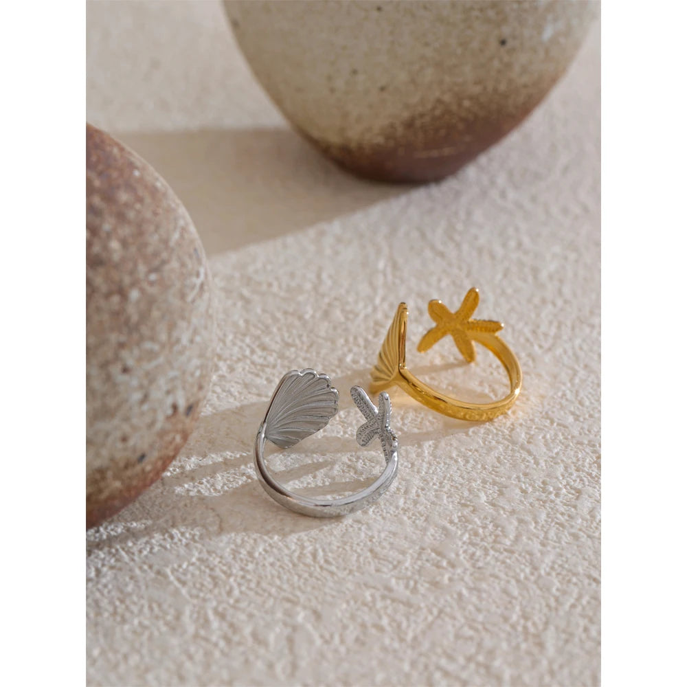 Shell star geometric ring in gold-plated stainless steel with shell.
