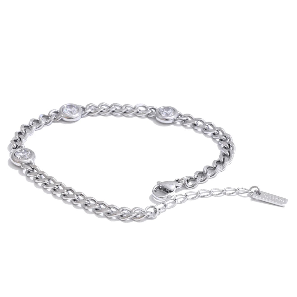 Cubic zirconia geometric chain necklace in gold-plated stainless steel with cubic zirconia.