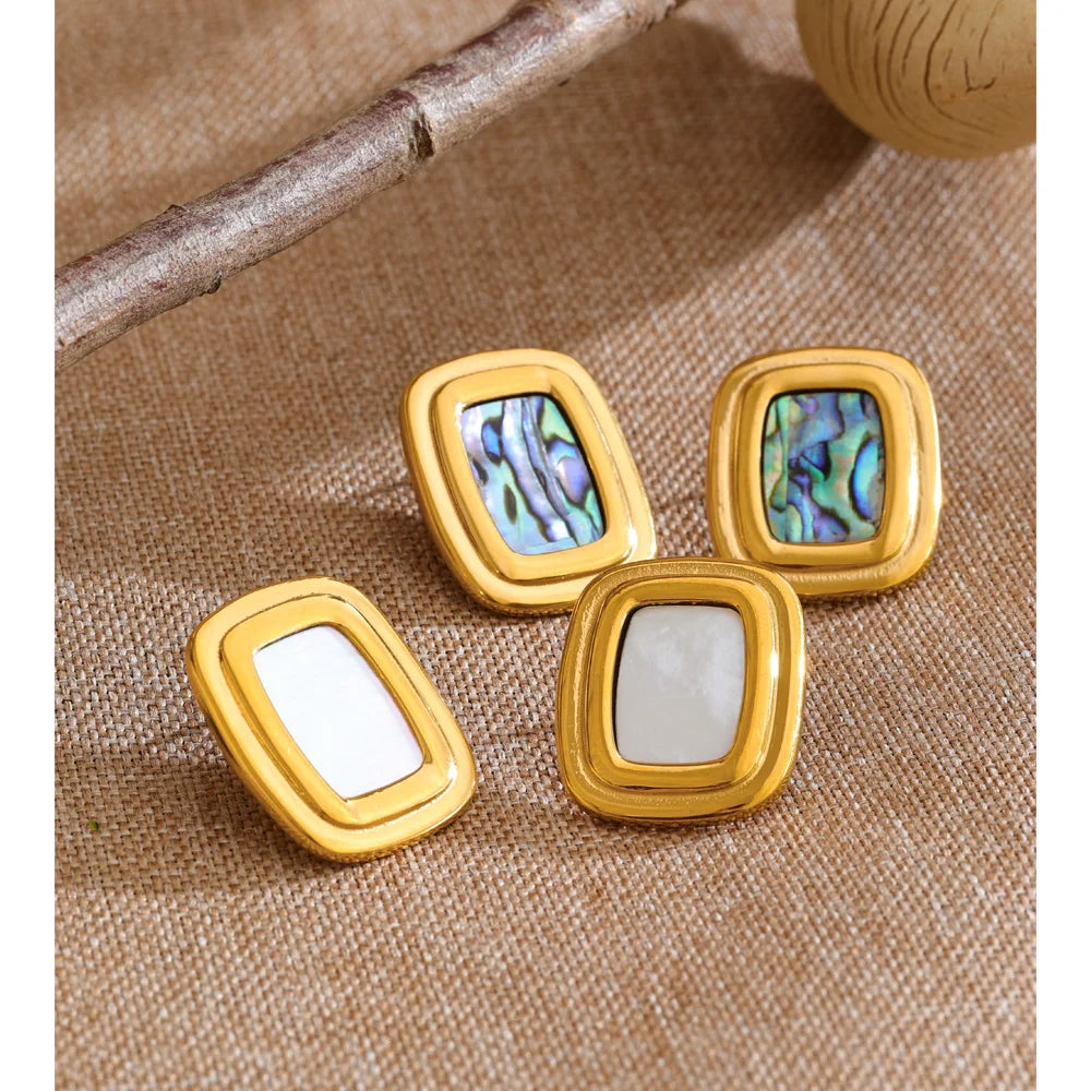 Shell geometric earrings in gold-plated stainless steel with shell.