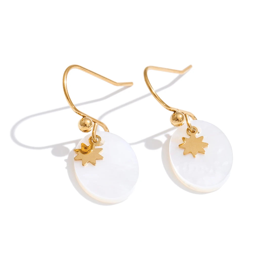 Natural stone geometric earrings in gold-plated stainless steel with natural stone.