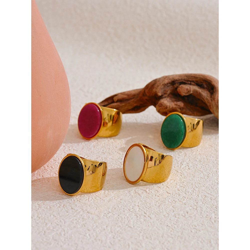 Natural stone geometric ring in gold-plated stainless steel with natural stone.