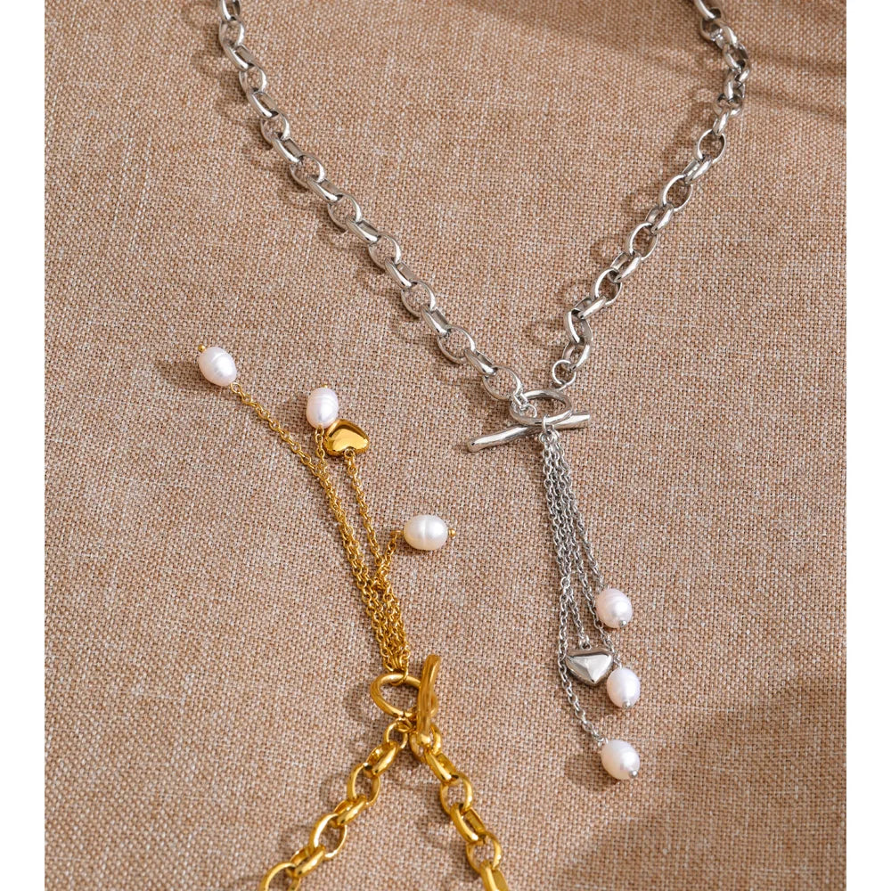 Freshwater pearl heart chain necklace in gold-plated stainless steel with freshwater pearl.