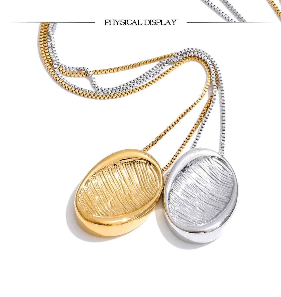 Geometric necklace in gold-plated stainless steel.