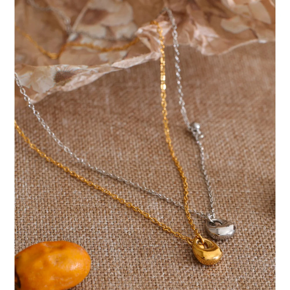 Geometric necklace in gold-plated stainless steel.