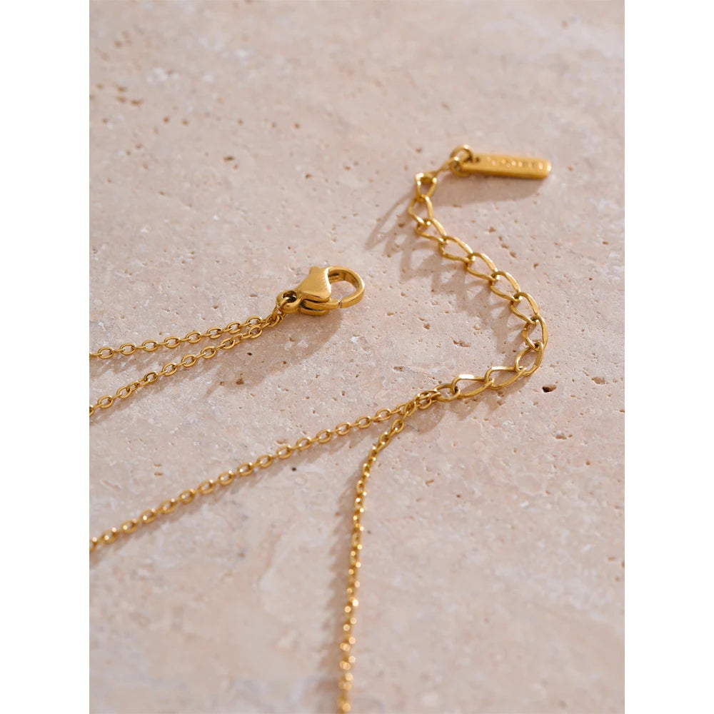 Cubic zirconia geometric chain necklace in gold-plated stainless steel with cubic zirconia.