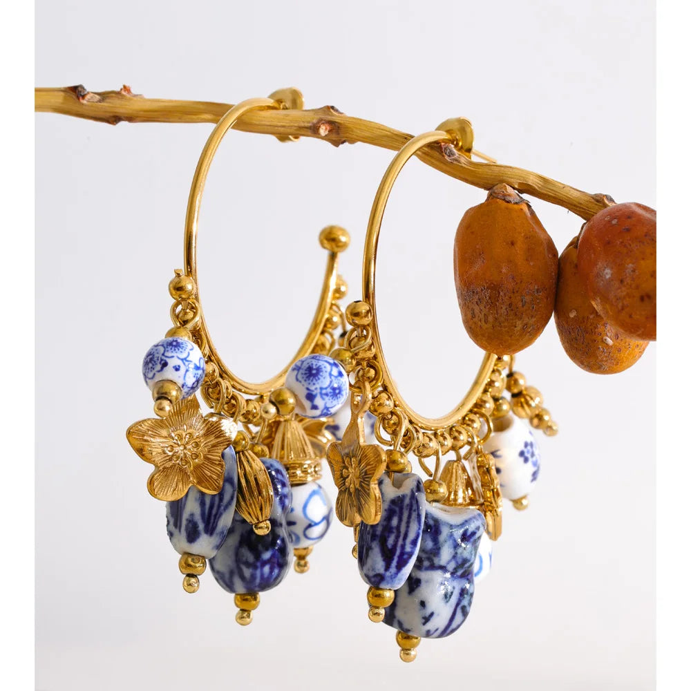 Flower geometric earrings in gold-plated stainless steel.