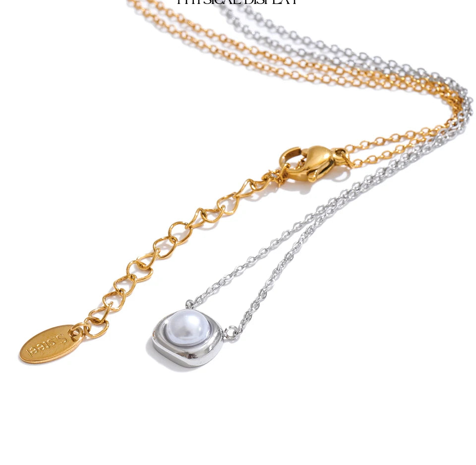 Pearl geometric necklace in gold-plated stainless steel with pearl.
