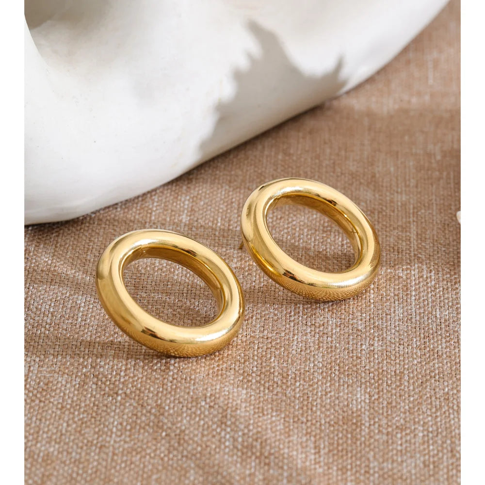 Geometric earrings in gold-plated stainless steel.