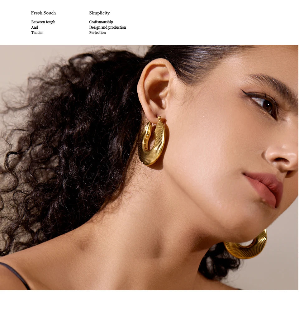 Minimalist geometric earrings in gold-plated stainless steel.