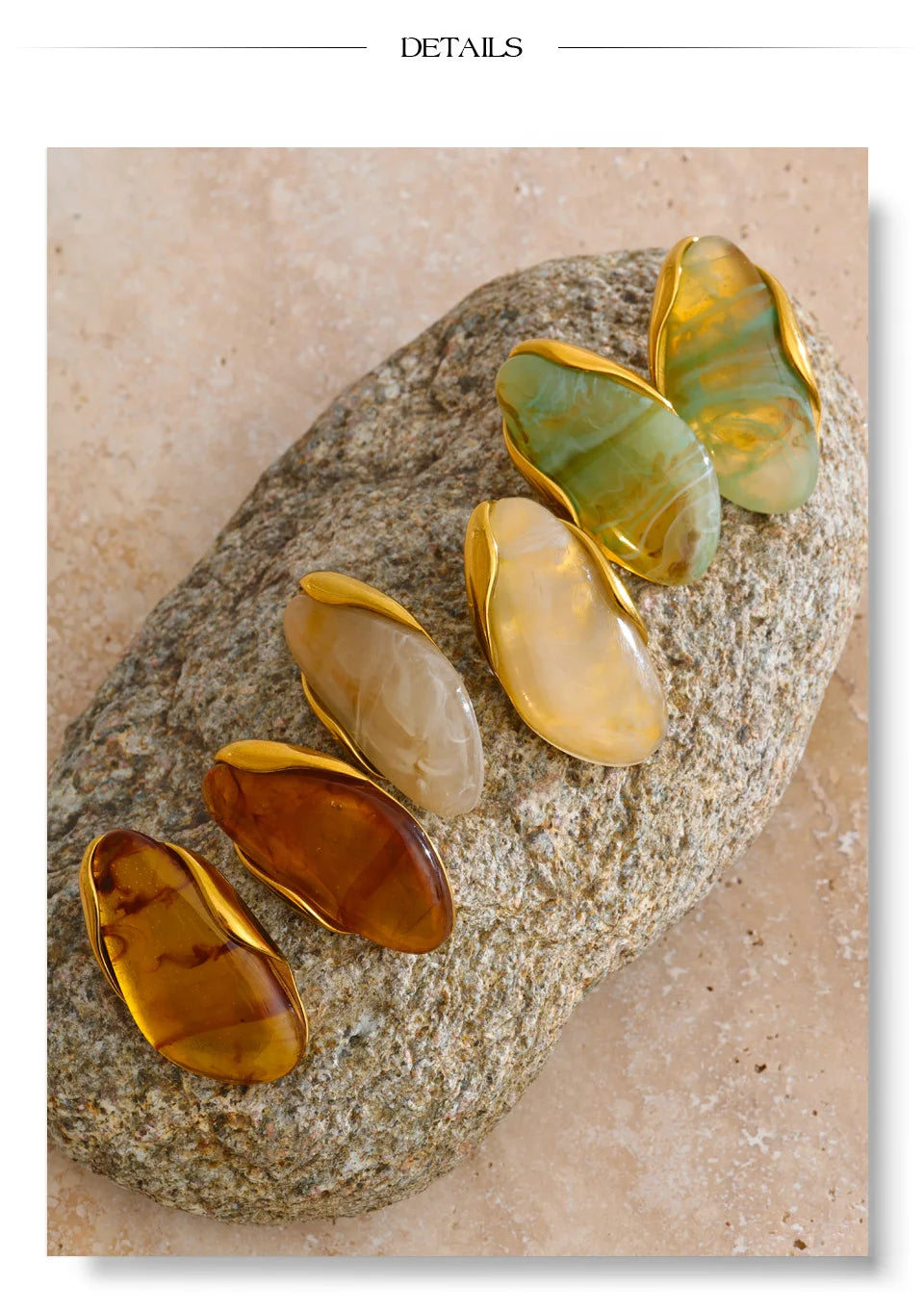 Resin geometric earrings in gold-plated stainless steel with resin.