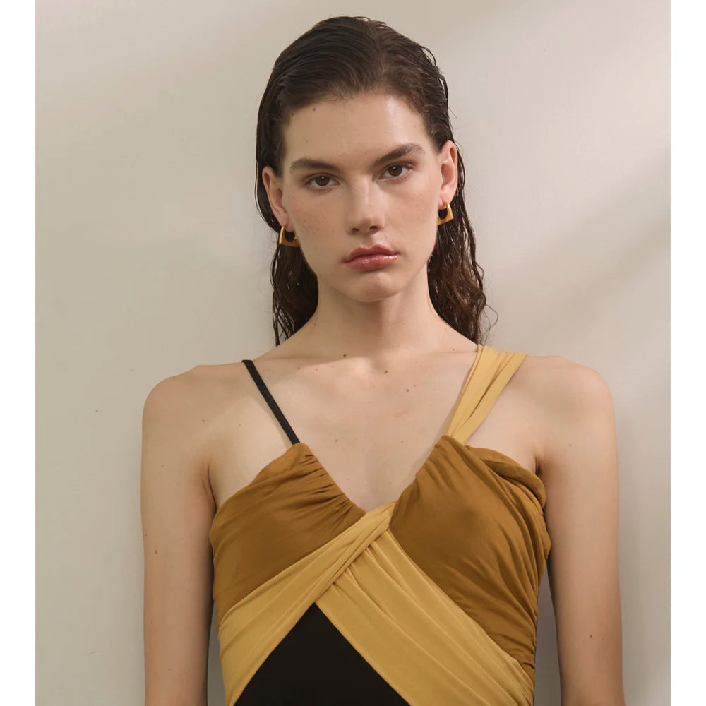 Geometric earrings in gold-plated stainless steel.