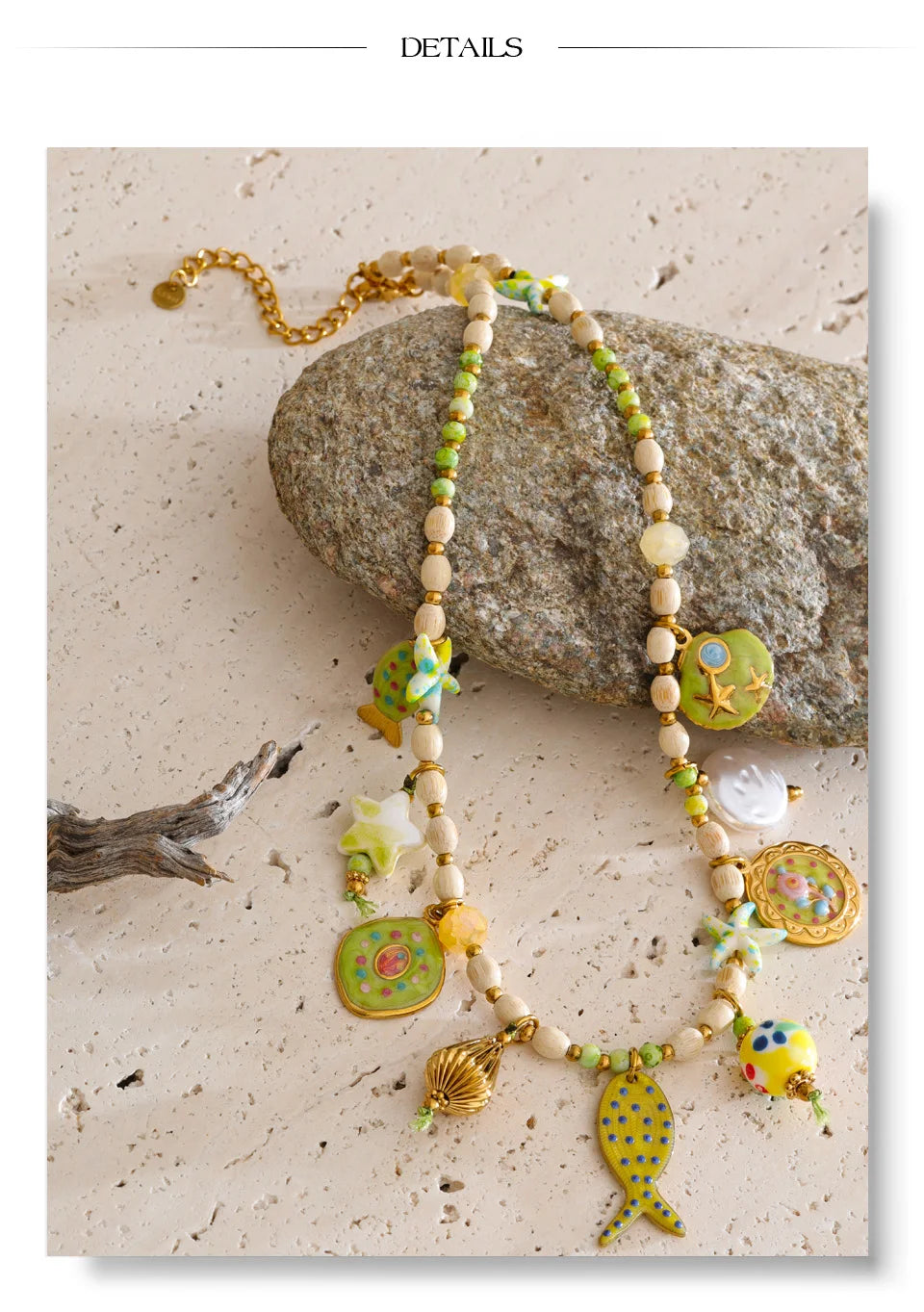 Resin star geometric necklace in gold-plated stainless steel with resin.