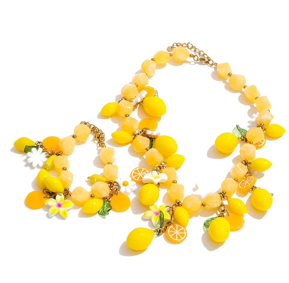 Resin geometric necklace in gold-plated stainless steel with resin.