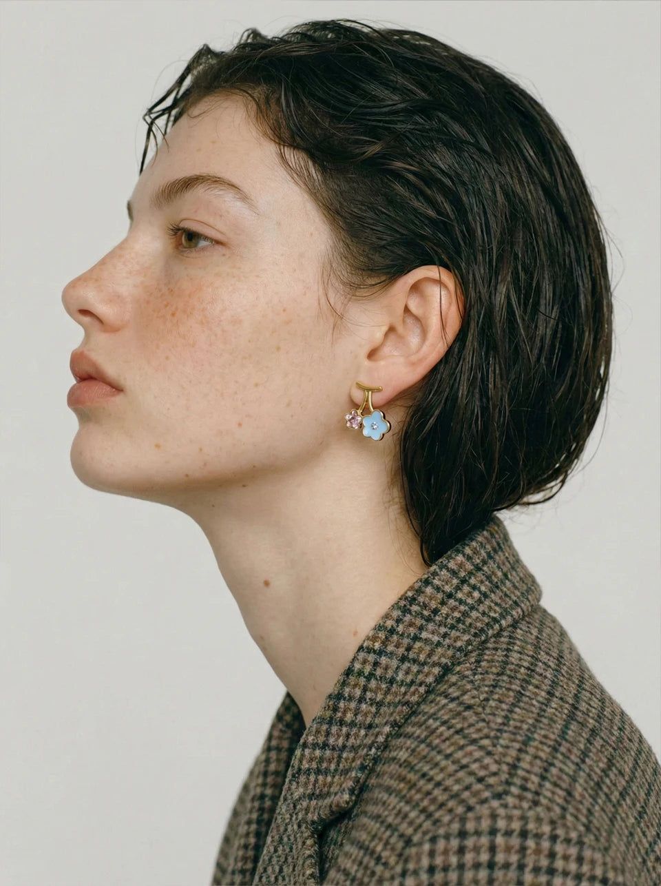 Pearl enamel flower earrings in gold-plated stainless steel with pearl and enamel.
