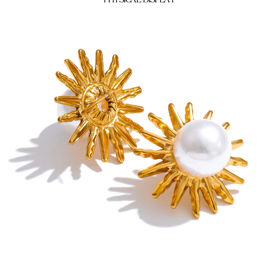 Pearl flower geometric earrings in gold-plated stainless steel with pearl.