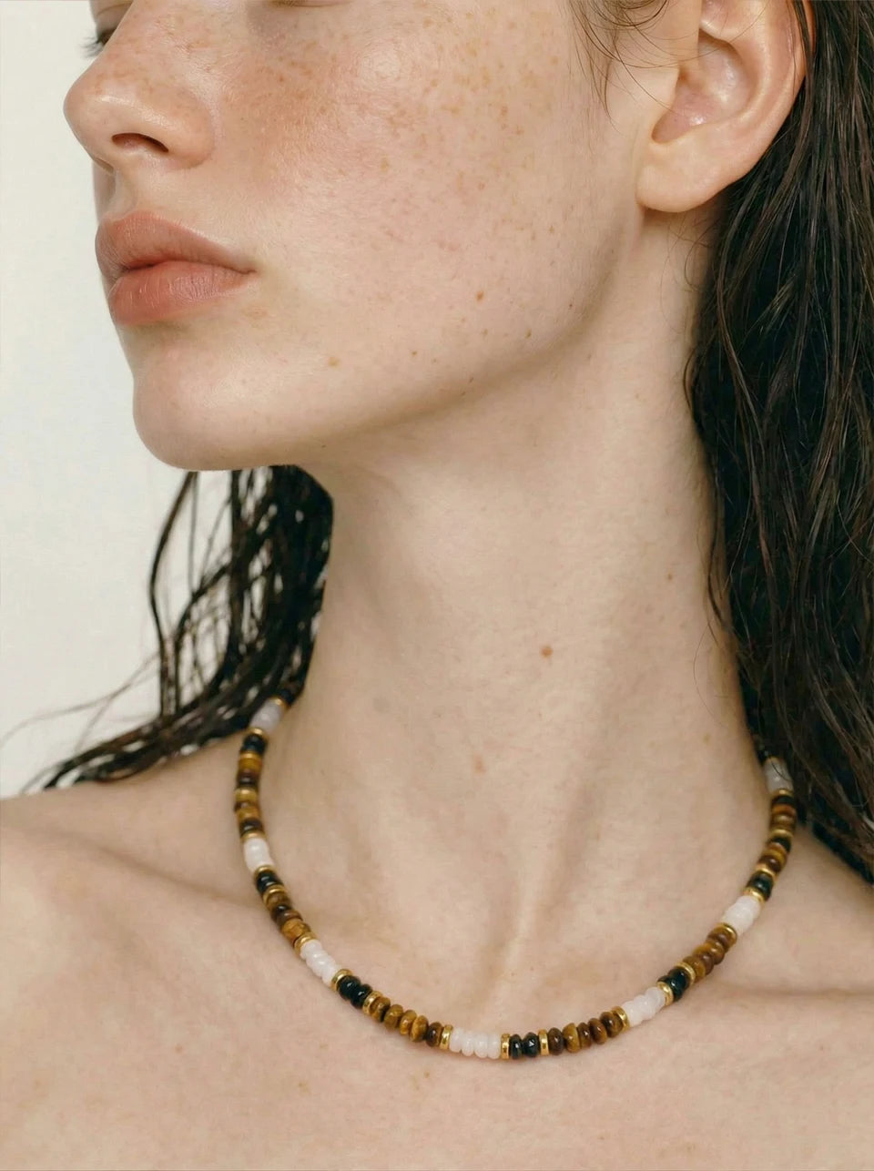 Pink natural stone beaded necklace in gold-plated stainless steel with natural stone.