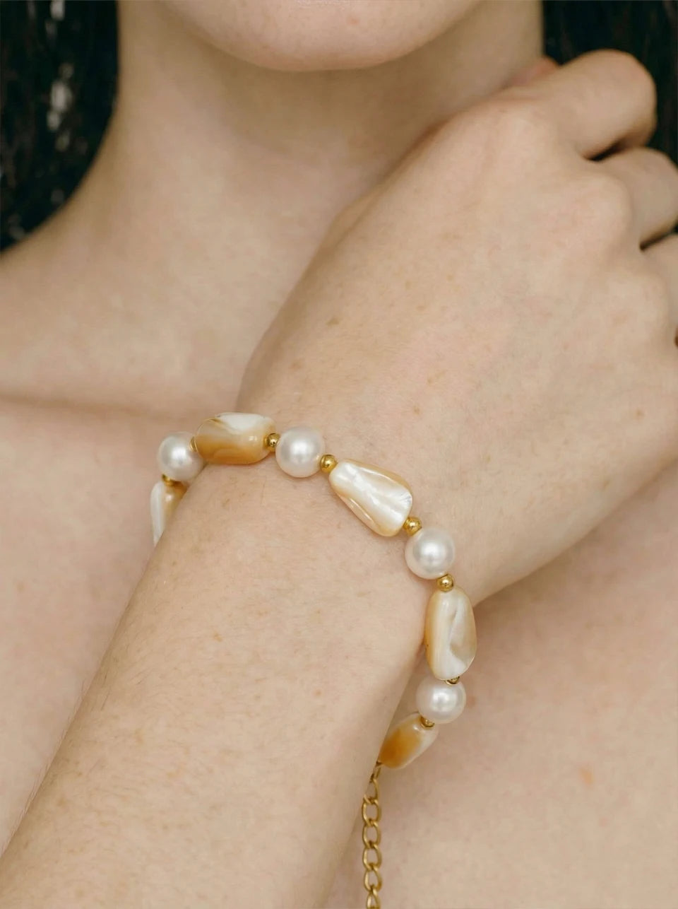 Pearl resin beaded necklace in gold-plated stainless steel with pearl and resin.