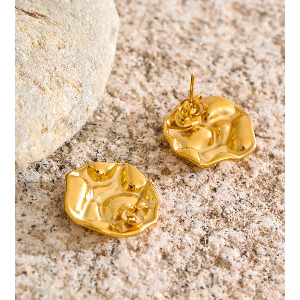 Hammered geometric earrings in gold-plated stainless steel.
