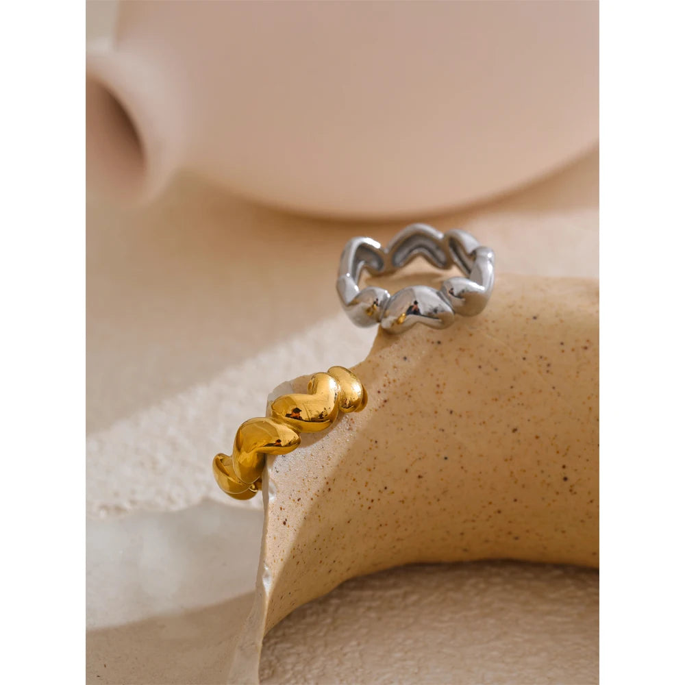 Heart geometric ring in 18K gold-plated stainless steel.