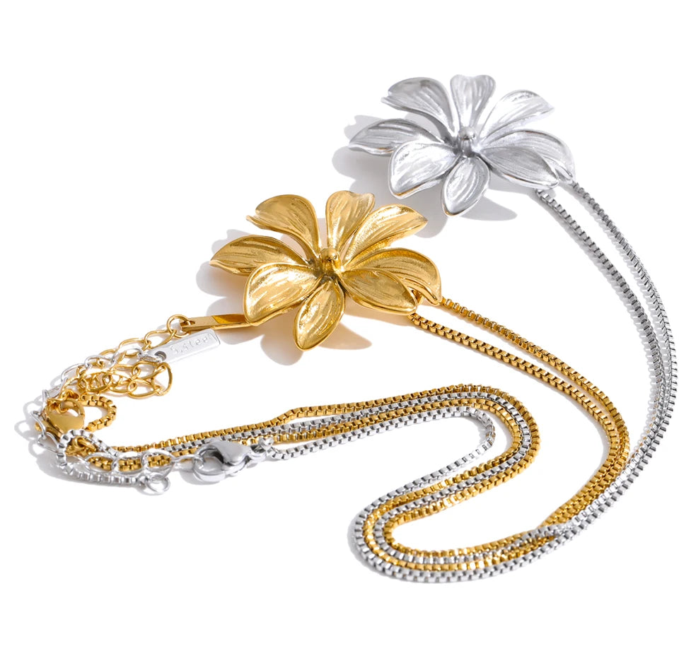 Flower necklace in gold-plated stainless steel.