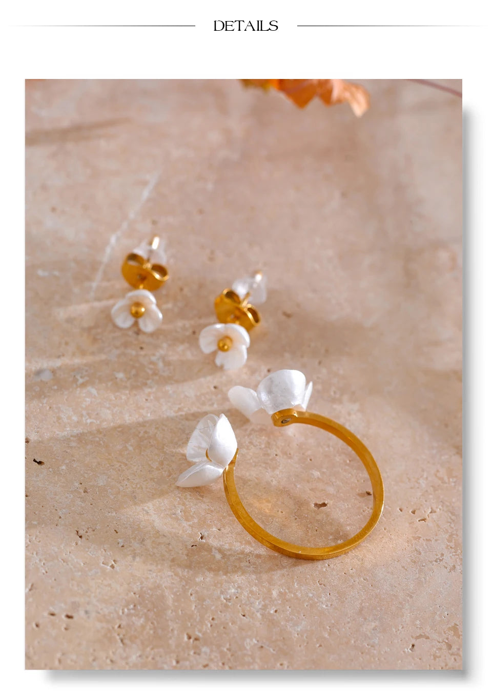 Resin flower earrings in gold-plated stainless steel with resin.