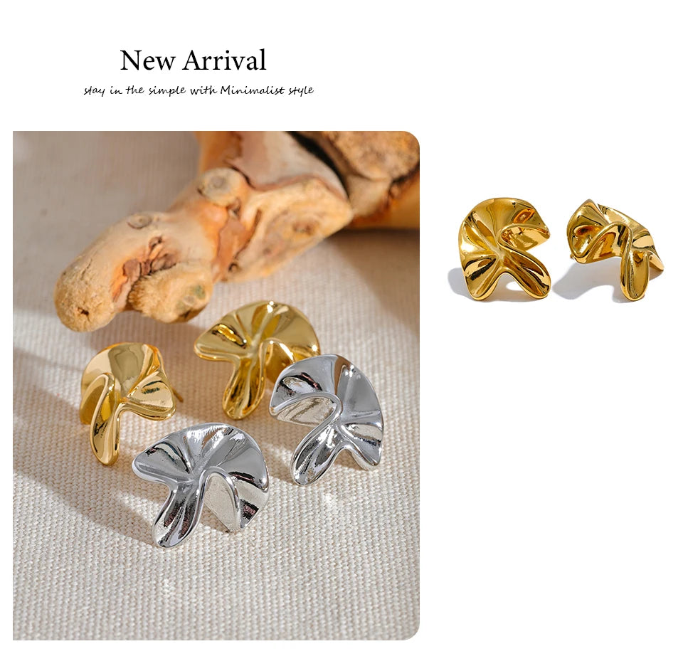Flower earrings in gold-plated 316L stainless steel.