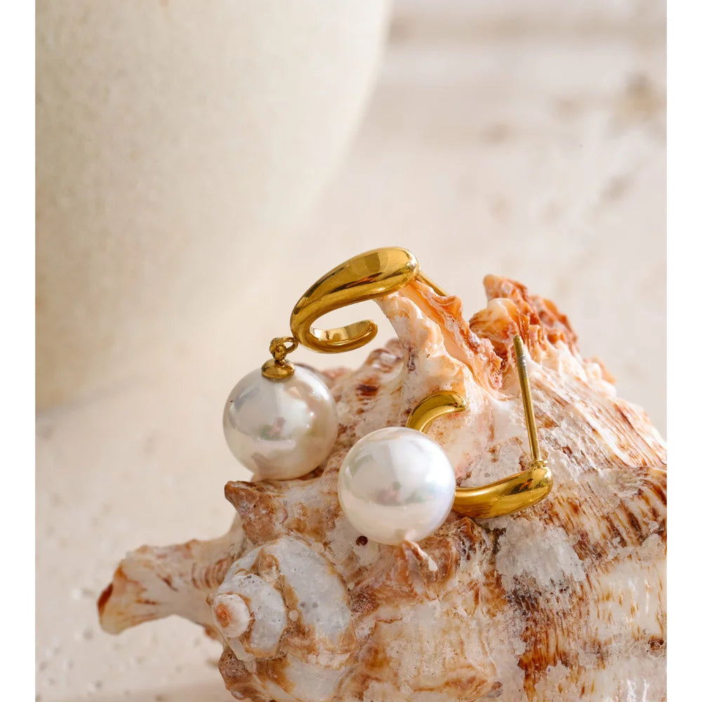 Pearl geometric earrings in gold-plated stainless steel with pearl.