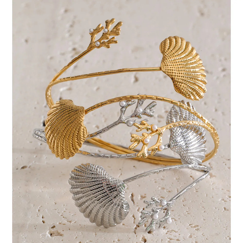 Shell geometric bracelet in gold-plated stainless steel with shell.