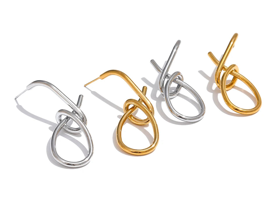Geometric earrings in gold-plated stainless steel.