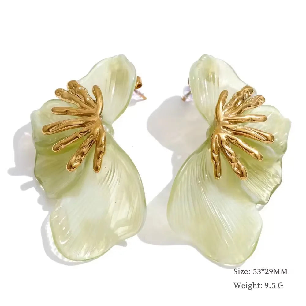 Flower geometric earrings in gold-plated stainless steel.