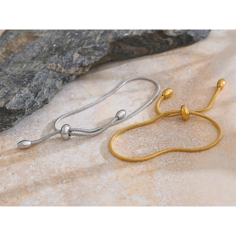 Geometric chain necklace in gold-plated stainless steel.