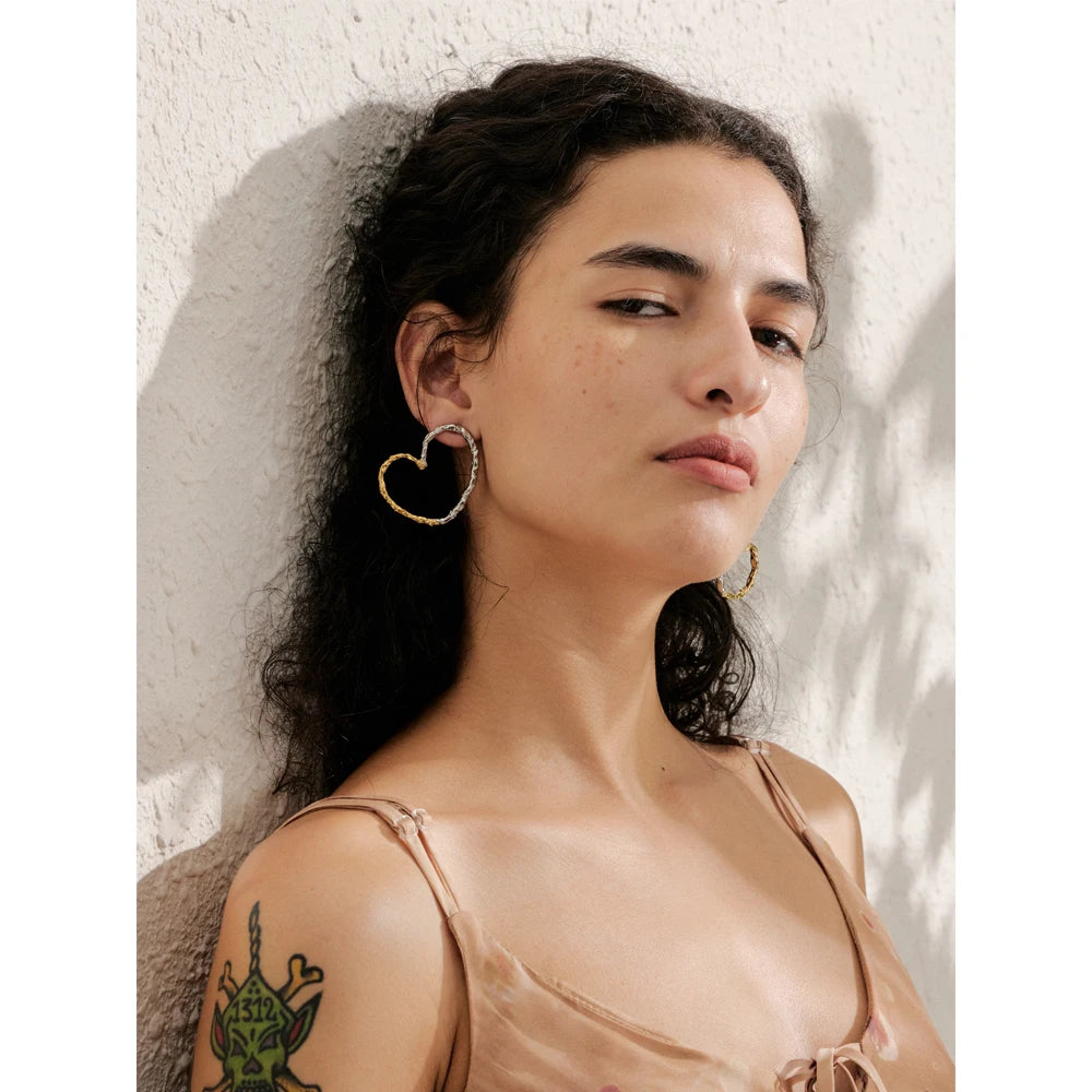 Heart minimalist earrings in gold-plated stainless steel.