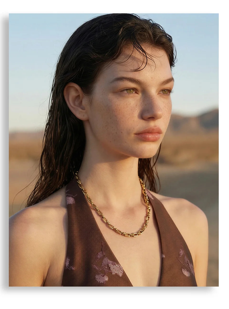 Geometric chain necklace in gold-plated stainless steel.