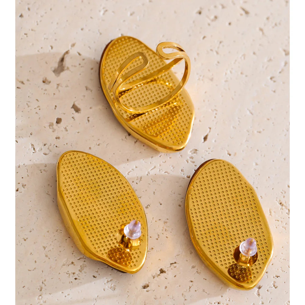 Geometric earrings in gold-plated stainless steel.