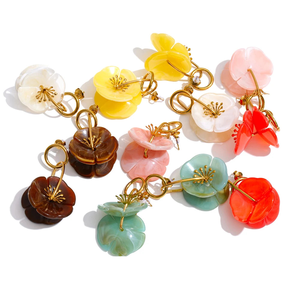Resin acrylic flower earrings in gold-plated stainless steel with resin and acrylic.