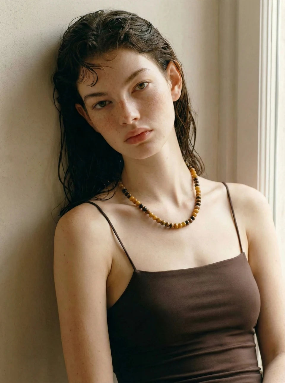 Natural stone beaded geometric necklace in gold-plated stainless steel with natural stone.