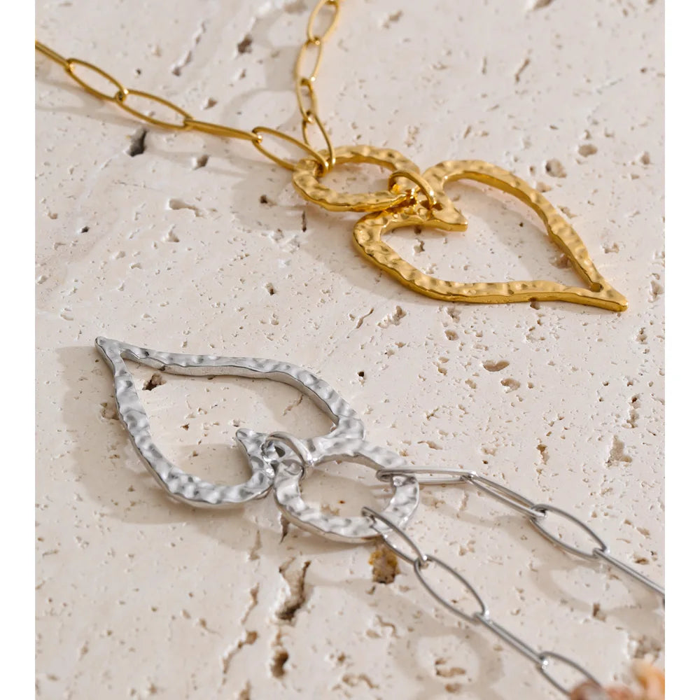 Heart necklace in gold-plated stainless steel.