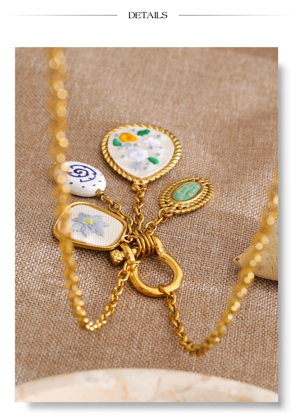 Flower necklace in gold-plated stainless steel.