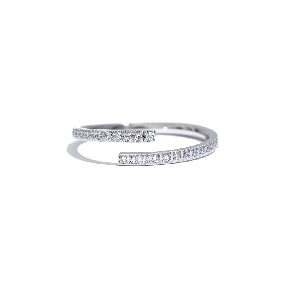 Cubic zirconia minimalist geometric ring in gold-plated stainless steel with cubic zirconia.