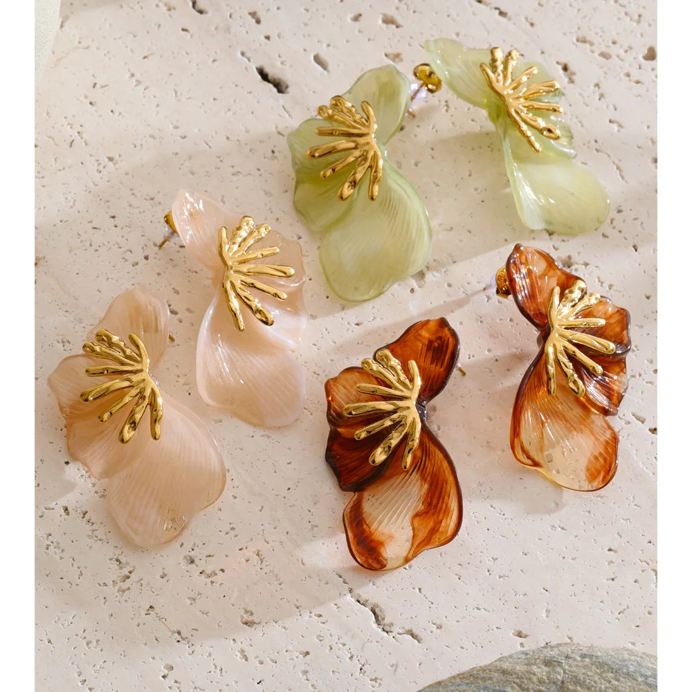 Resin acrylic flower earrings in gold-plated stainless steel with resin and acrylic.