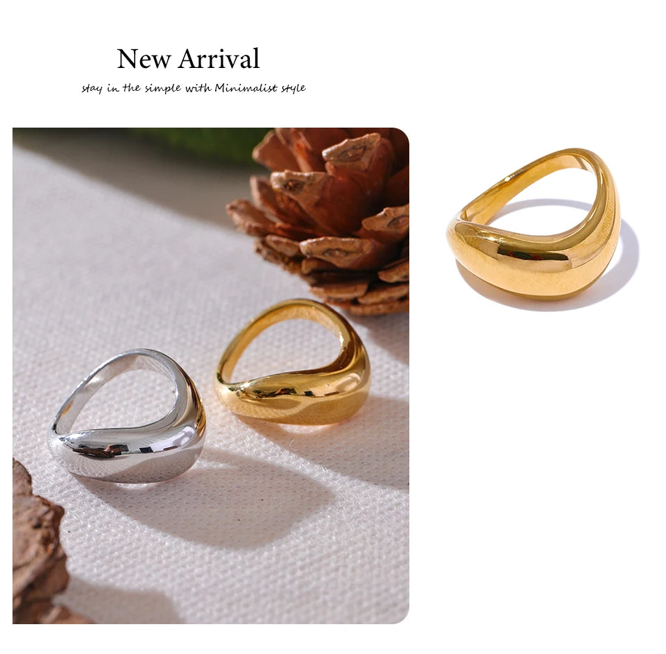 Minimalist geometric ring in gold-plated stainless steel.