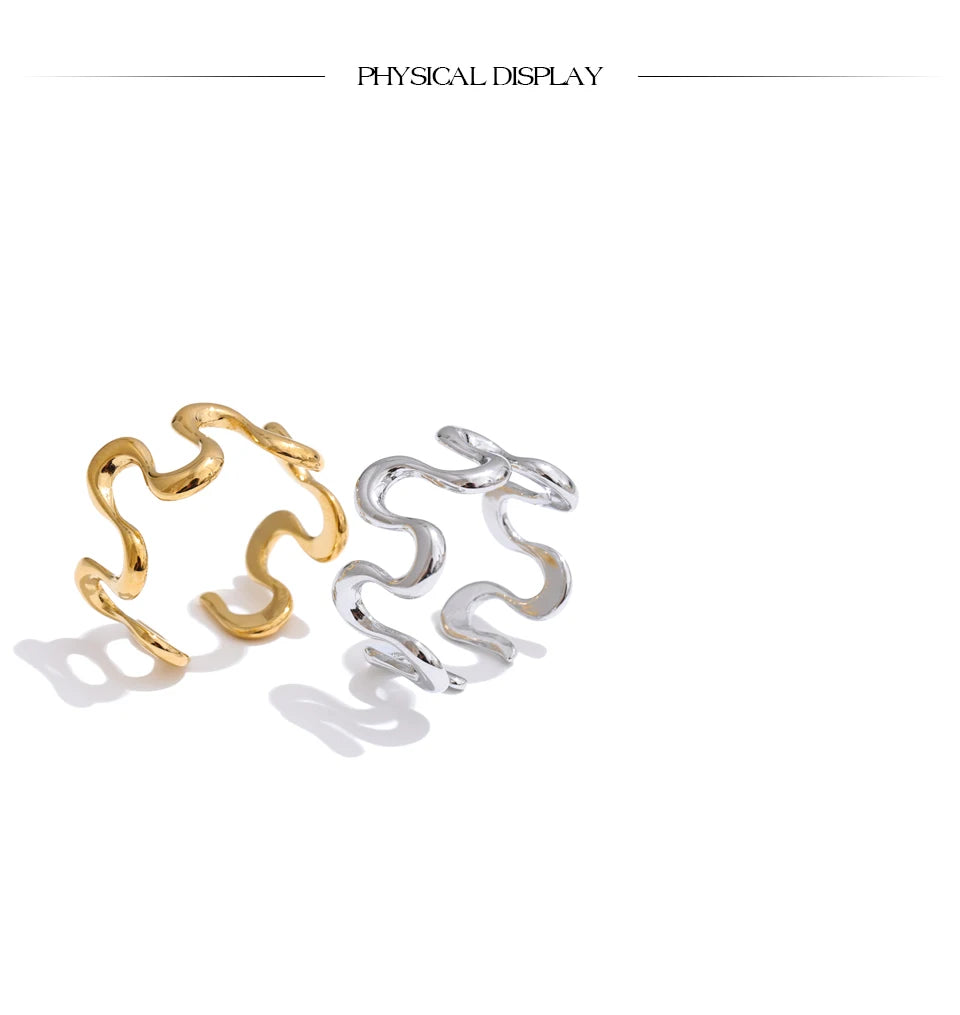 Minimalist geometric ring in gold-plated stainless steel.