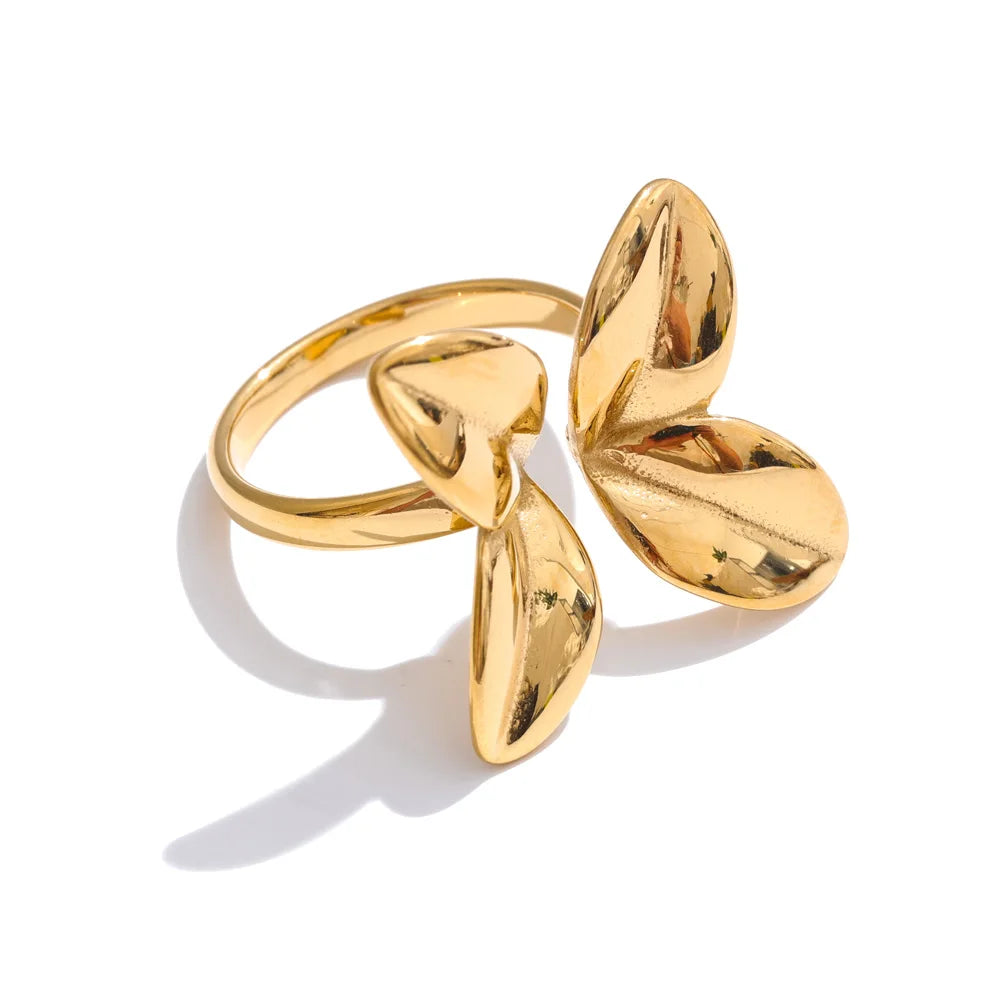 Flower ring in gold-plated stainless steel.