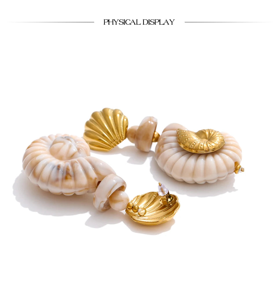 Shell resin geometric earrings in gold-plated stainless steel with shell and resin.