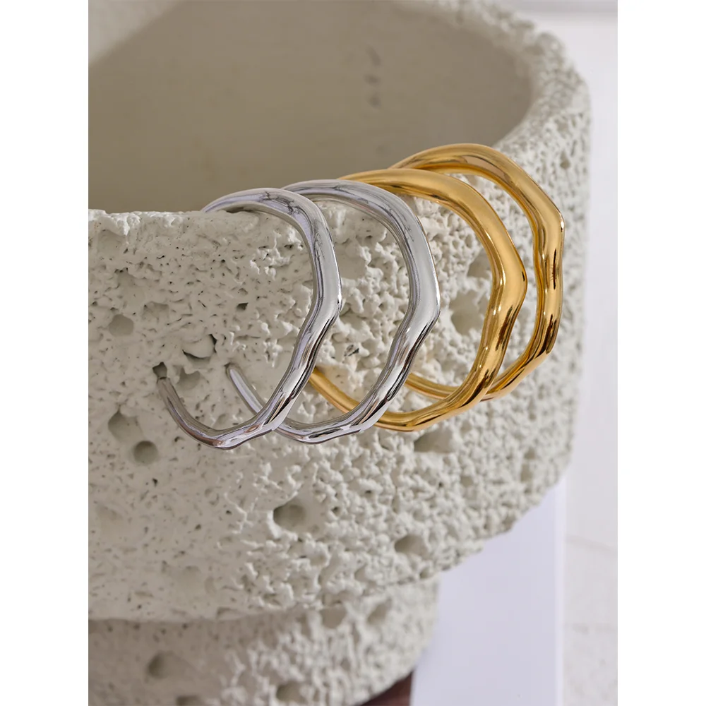 Minimalist geometric earrings in gold-plated stainless steel.