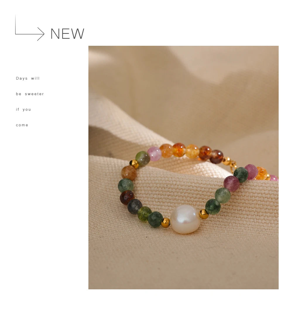 Pearl natural stone beaded bracelet in gold-plated stainless steel with pearl and natural stone.