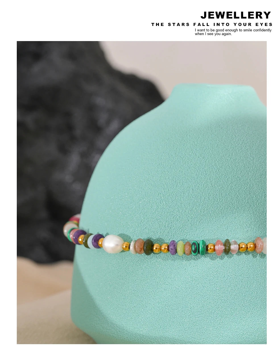 Freshwater pearl natural stone multi-color necklace in gold-plated stainless steel with freshwater pearl and natural stone.