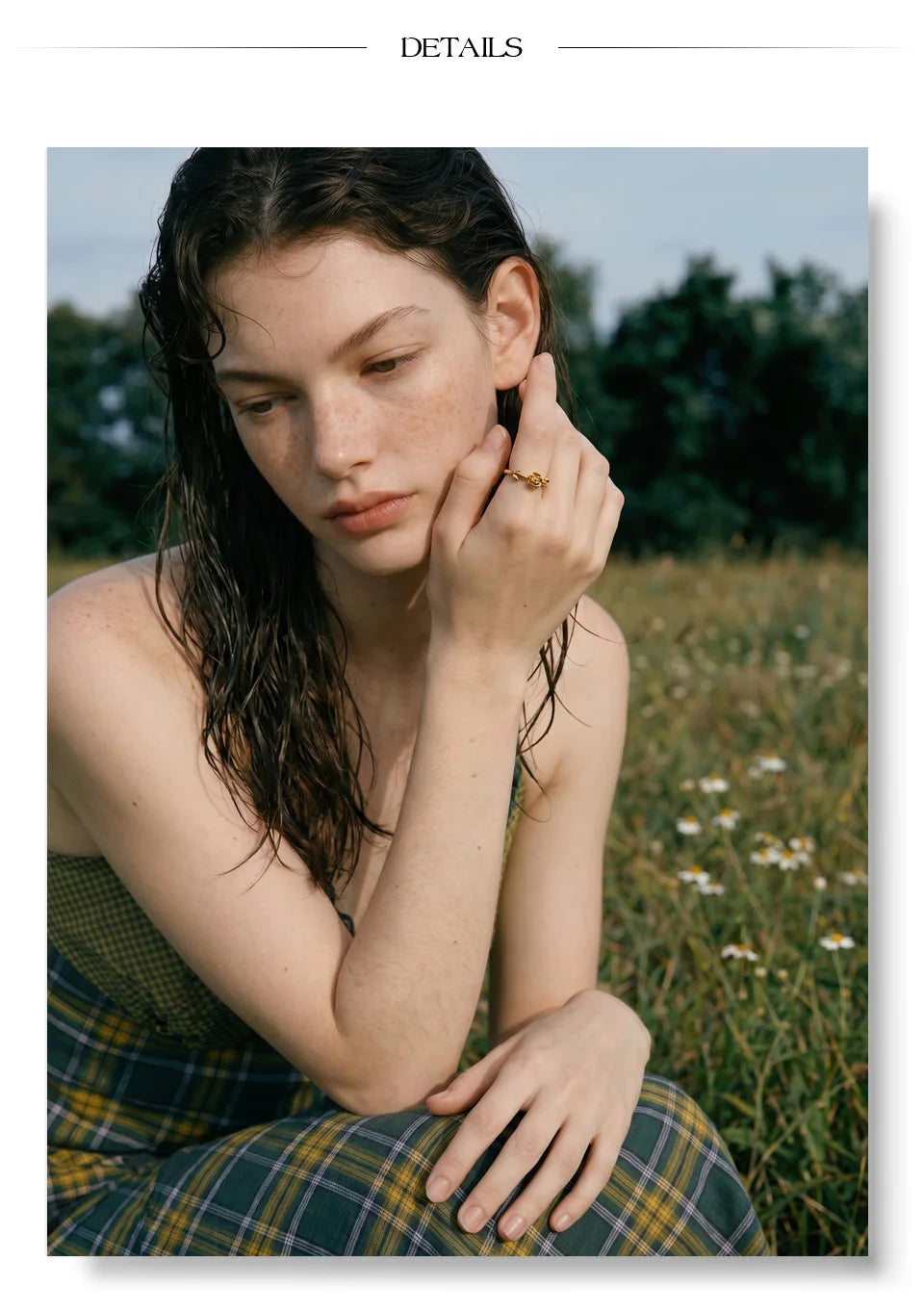 Flower ring in 18K gold-plated stainless steel.