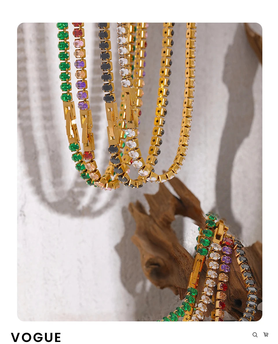Cubic zirconia geometric necklace in gold-plated stainless steel with cubic zirconia.