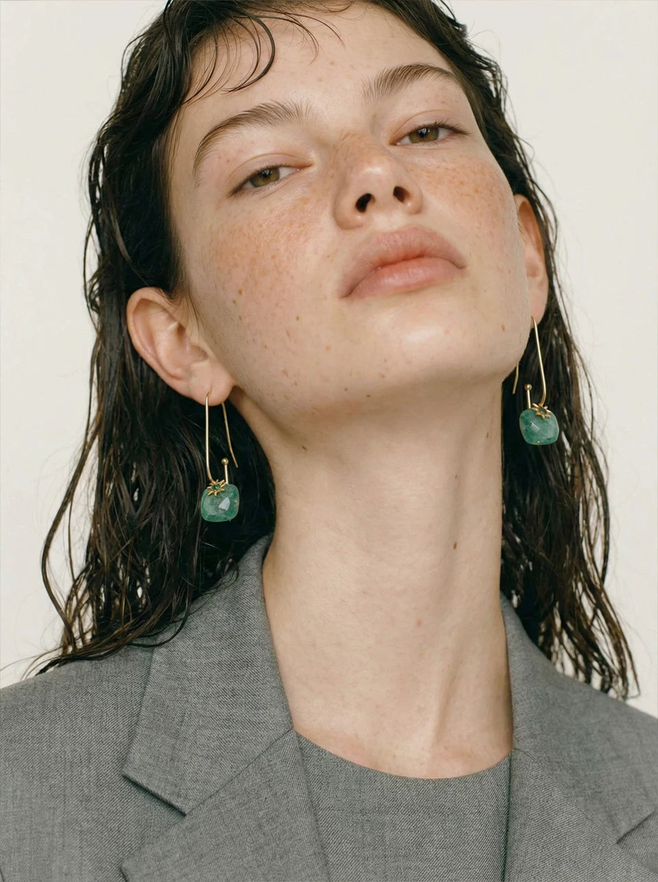 Natural stone geometric earrings in gold-plated stainless steel with natural stone.